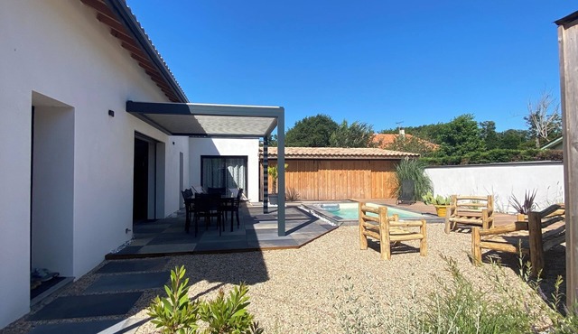 Seaside house with pool