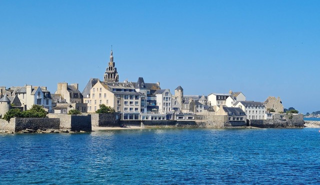 Seaside in Roscoff, studio for 2 people, sea view, close to shops, beach