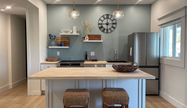 Seaside King Suite, a minute from the ocean