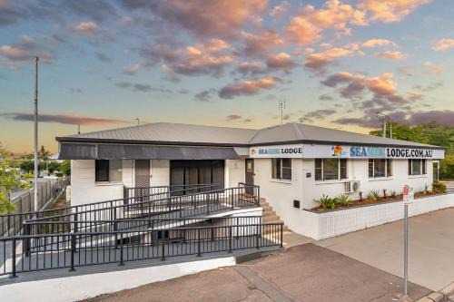 Seaside Lodge Hostel Townsville- right next to coles, 2 mins walk to strand & CBD- Passport required