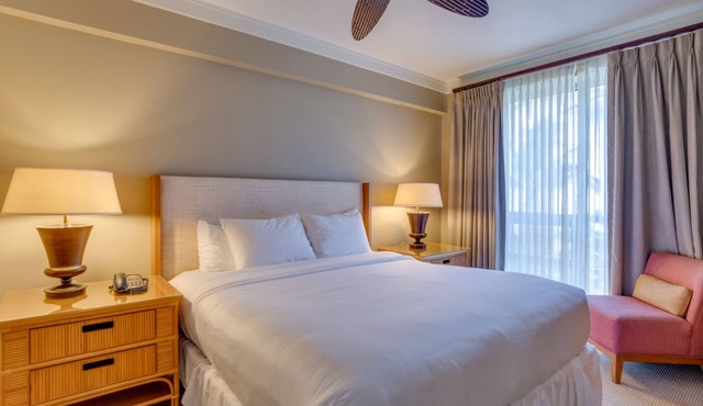 Seaside Luxury: Premier units w/Breathtaking Views and Kitchen. Onsite Pool!