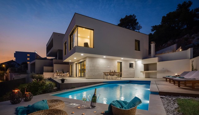 Seaside luxury villa with a swimming pool Zaostrog, Makarska (K-19037)