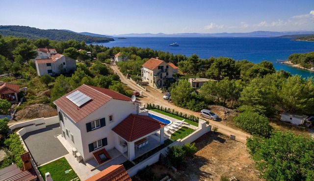 Seaside luxury villa with a swimming pool Cove Makarac, Brač (K-22637)