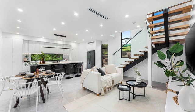 Seaside Manor - Walking distance to Beach