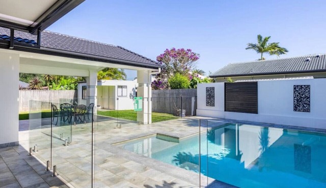 Seaside Modern & Luxurious Mansion w/Pool