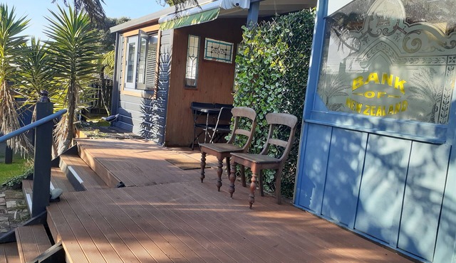 Seaside, on bike trail with free fibre and streaming. Double glazed comfort.n