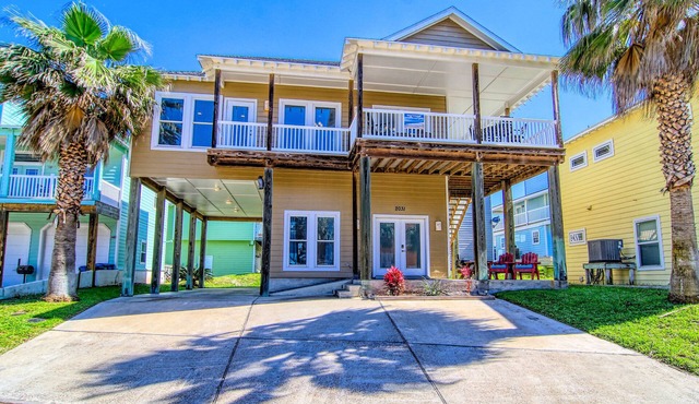 Seaside Paradise – Upstairs Unit 3BR/2BA – Great deck! Close to beach and pool.