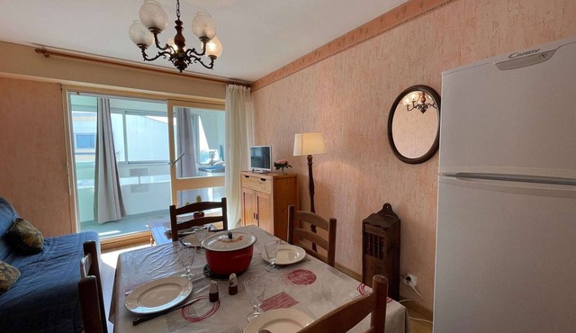 Seaside Retreat: Cozy 1BR Apartment, 200m from Beach, Sleeps 4, with Balcony & Free Cleaning