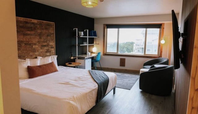 Seaside Resort! 2 Classy Units, Indoor Pool, Full-service Spa, Pets are Allowed!