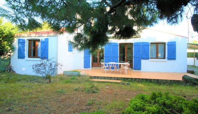 Seaside Retreat: Traditional Home with Garden, Steps from Coraux Beach