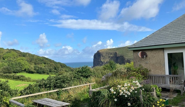 Seaside Retreat, bungalow with sea views, 5 min walk sandy, surfing beach.