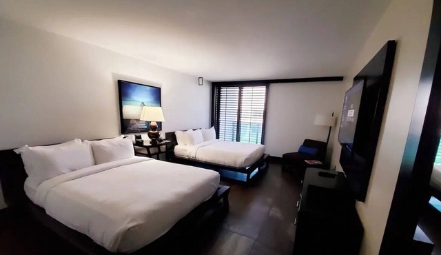 Seaside Retreat! 4 Relaxing Rooms | Beachfront | Panoramic View + Free Parking
