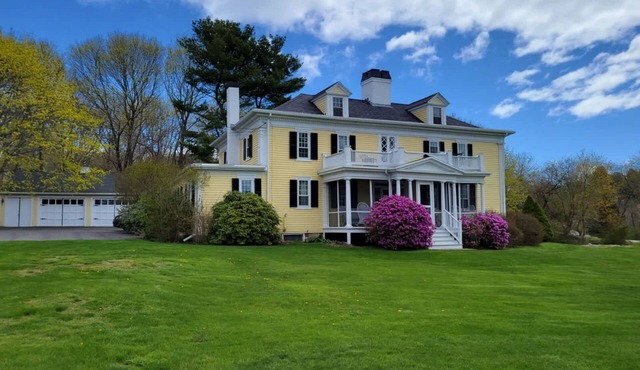 Seaside Retreat: 5-Bedroom Oceanview Cottage with Timeless Charm