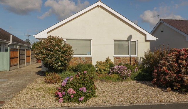 SEASIDE RETREAT, family friendly, with a garden in Porthmadog