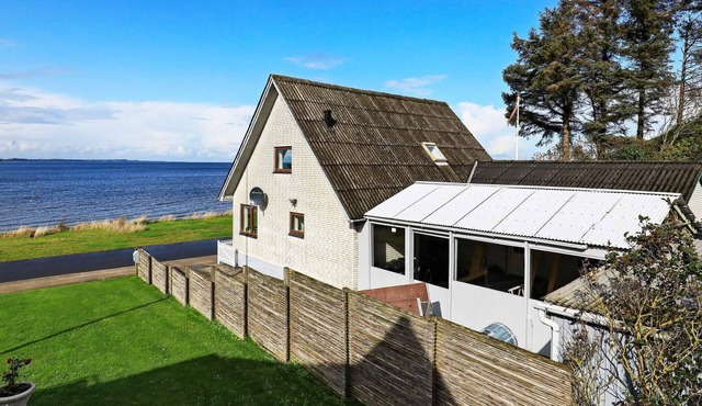 Seaside Retreat in Hvalpsund-By Traum
