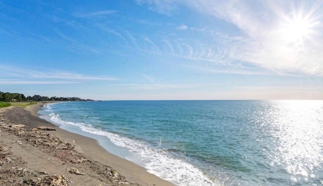 Seaside Retreat: Luxurious 3 Bedroom Waterfront House in Bellingham