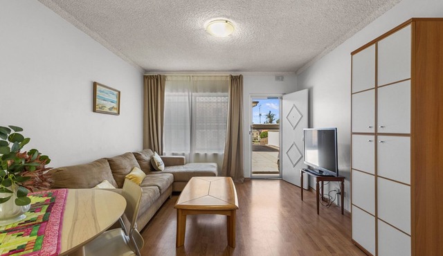 Seaside Retreat Steps from Hove Beach