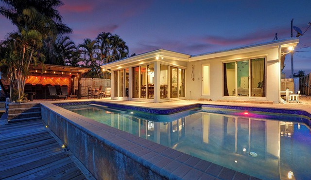 Seaside Retreat. Heated Pool/BBQ. Tiki Bar