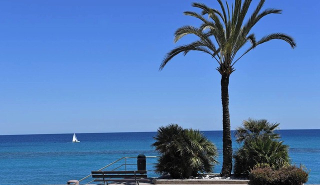 Seaside studio with pool