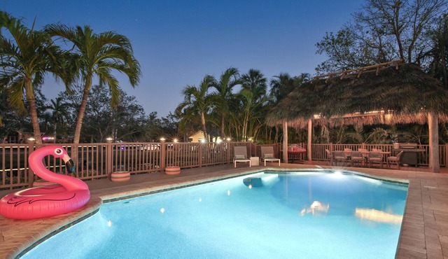 Seaside Sanctuary - 10 min to the beach, heated pool, water view, billiards