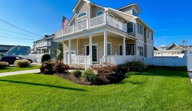 Seaside Sanctuary: 5 Bedroom Weekly Vacation Retreat with Pool, Deck, and Beach