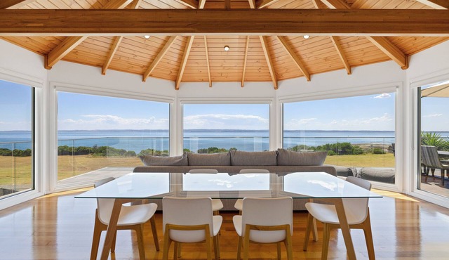 Seaside Sanctuary: Pool & Beachfront - WIFI, Linen, Pool, Spa, Beachfront