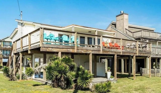 Seaside Serenity- Amazing 2nd row views, and dog friendly!