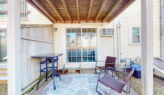 Seaside Serenity: Cozy retreat at Marina Bay condo complex in West Dennis