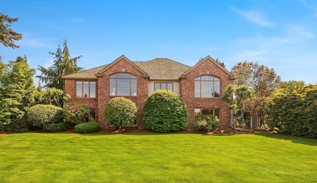 Seaside Serenity Retreat: A Spacious Home in a Coastal Haven with Breathtaking Water Views