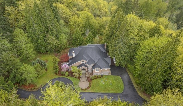 Seaside Serenity Retreat: A Spacious Home in a Coastal Haven with Breathtaking Water Views