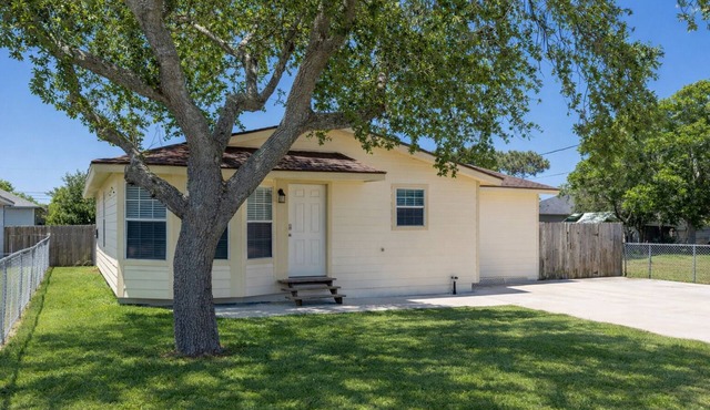 Seaside Serenity Entire Home w/Fenced Yard Deck Near Mustang Beach HEB Walmart