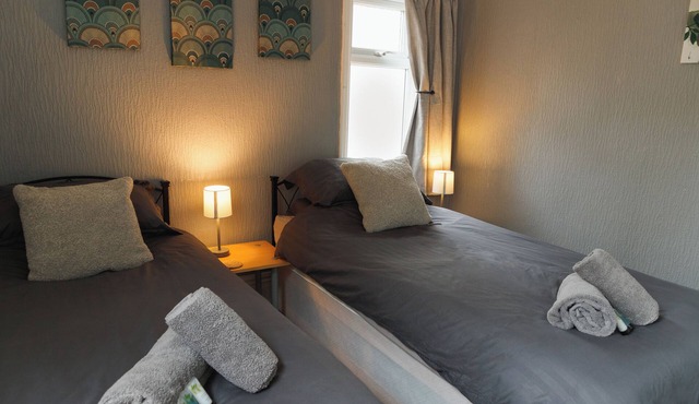 Seaside Solace: 2BR with Scenic Coastline Views