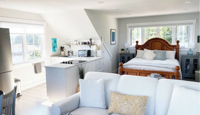 Seaside Splendor: Studio Apartment with Mesmerizing 180° Ocean View