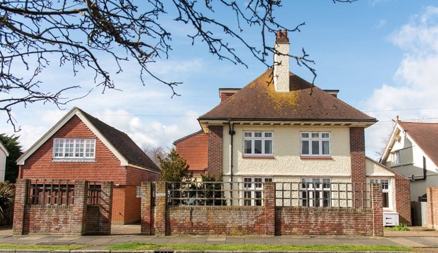 Seaside staycation, 5 mins from seafront, golf, celebrate or just relax !