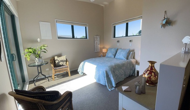 Seaside Studio Apartment with sea view deck