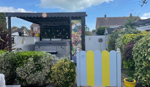 Seaside themed self contained cabin, hot tub & Bbq