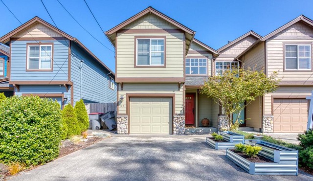 Seaside Upscale Townhome