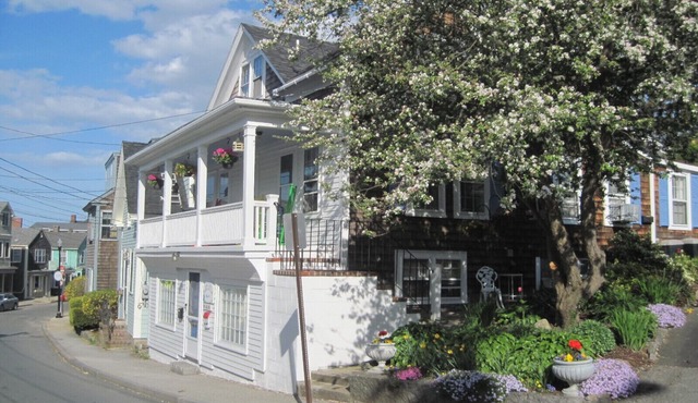 Seaside vacation studio steps from beaches and harbor area in historic Rockport
