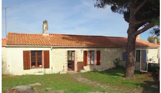 Seaside Vendée farmhouse with swimming pool and pets welcome.