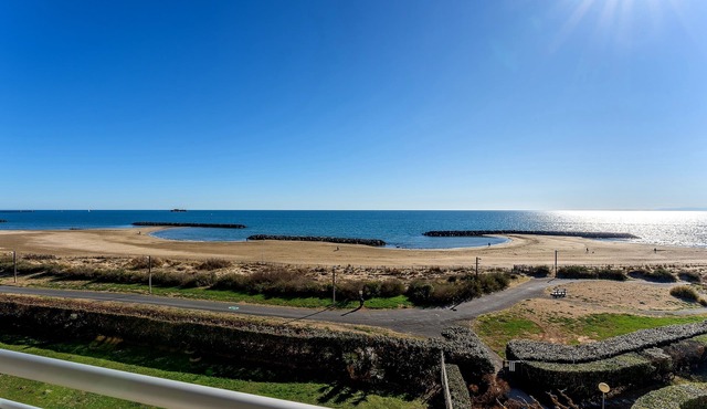 🌞SEAside & view 4th ASC⏫ 61 m2 ⭐ AIRcond. WIFI 🅿️ 🏊 🏓 Petanque ⛳