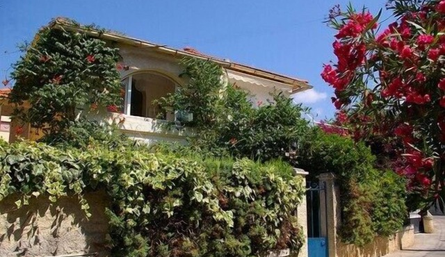 Seaside Villa Apartment with Large Terrace 2 mins from Renecros Beach