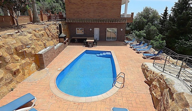 Seaside Villa for 17: Private Pool, BBQ, 7 Bedrooms, Near Cala Canyelles