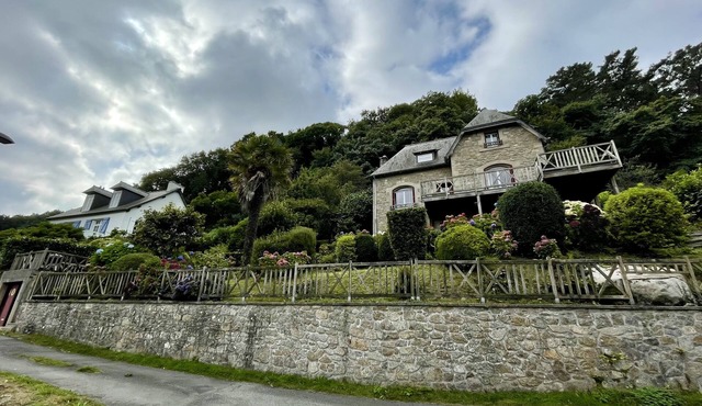 Seaside villa next to the GR34