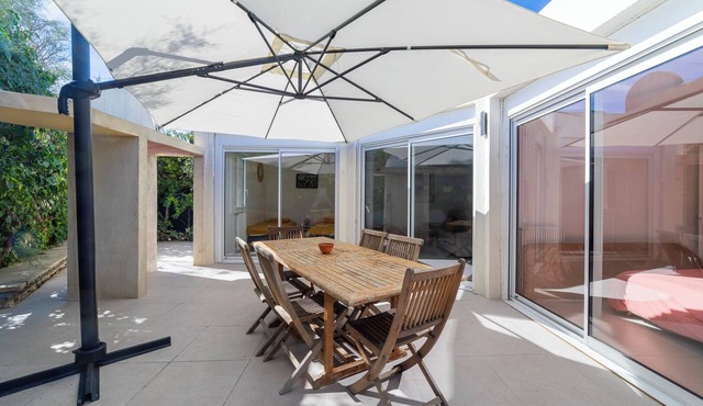 Seaside villa sleeps 6, garden, air conditioning, garage