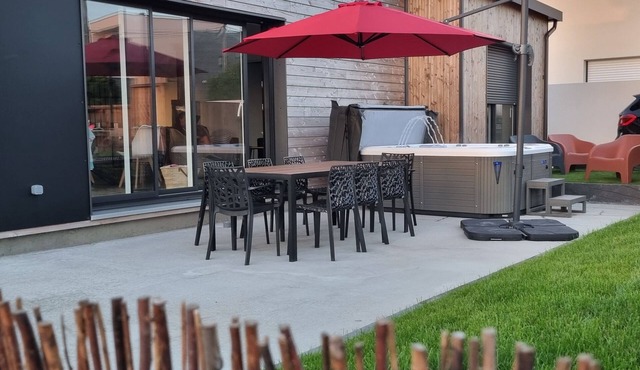 Seaside villa - Spa, paddle, GR34 - Rated 4 stars