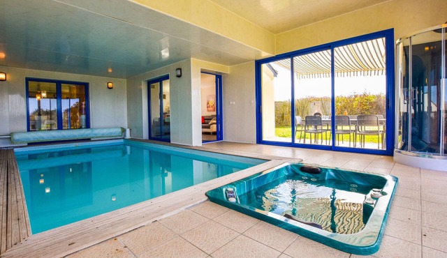 Seaside Villa with Pool in Moëlan