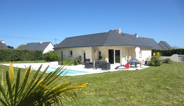 Seaside villa with heated swimming pool, beach 15 minutes walk away, very quiet.