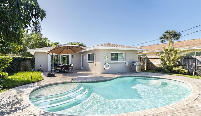 SEASON SPECIALS! Cute Designer Home, Heated Pool Oasis, Near Beach, FREE Bikes