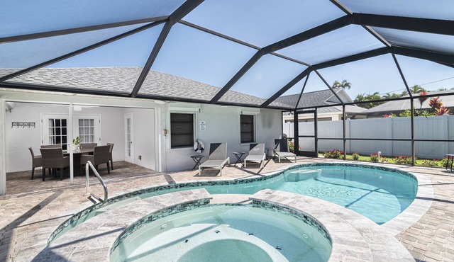 SEASON SPECIALS! Designer House, Heated Pool & Spa, close to beaches, FREE Bikes