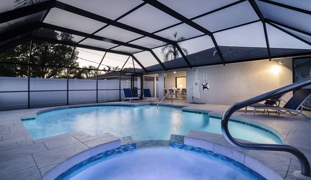 SEASON SPECIALS! Luxury Home, Stunning Large Pool/Spa, Near Beaches, FREE Bikes